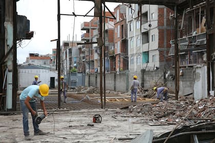 Los obreros trabajan a metros de la Villa 31