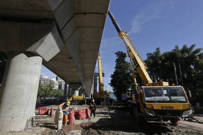 Los obreros trabajan las 24 horas
