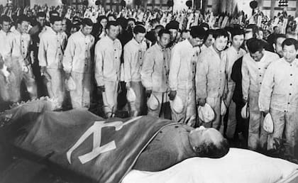 Los obreros veneran el cuerpo embalsamado del líder Mao Zedong (Foto: Getty Images)
