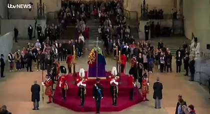 Los ocho nietos de Isabel II alrededor de su ataúd en Westminster Hall