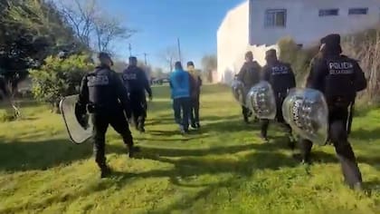 Los oficiales allanaron el domicilio del cartero, en Florencio Varela, que, además de la detención del imputado, incluyó el secuestro de evidencia