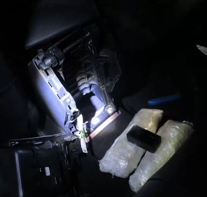 Los oficiales de CBP detectaron irregularidades en los paneles de las puertas y el tablero; esos sitios contenían los paquetes con droga