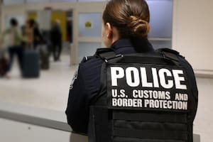 Los oficiales de CBP detuvieron al migrante mexicano que contaba con muchas infracciones a la ley