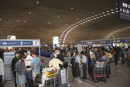 Los oficiales de la agencia hacen los registros correspondientes de la valija y el bolso de mano en los puntos de control asignados