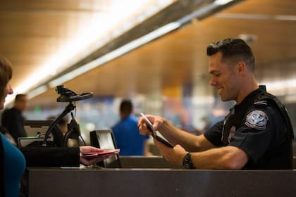 Los oficiales de la CBP otorgan el formulario I-94 en los puntos de entrada a EE.UU.
