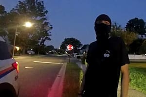 Los oficiales de la policía de Nassau respondieron a reportes de un hombre sospechoso que portaba mascarilla