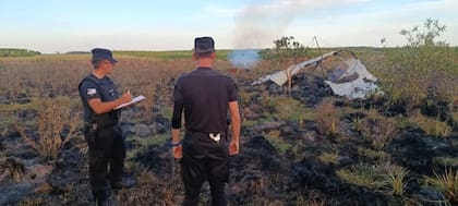 Los oficiales de la policía local registraron los restos para determinar las causas del accidente (Foto: Gentileza Misiones Online)