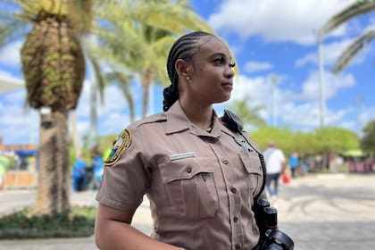 Los oficiales de policía en Miami pueden recibir remuneraciones extra por su trabajo en condiciones peligrosas