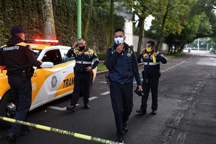 Los oficiales de tránsito aseguran el área después de que el Secretario de Seguridad Pública de la Ciudad de México, Omar García Harfuch, fuera herido en un ataque en Ciudad de México, el 26 de junio de 2020
