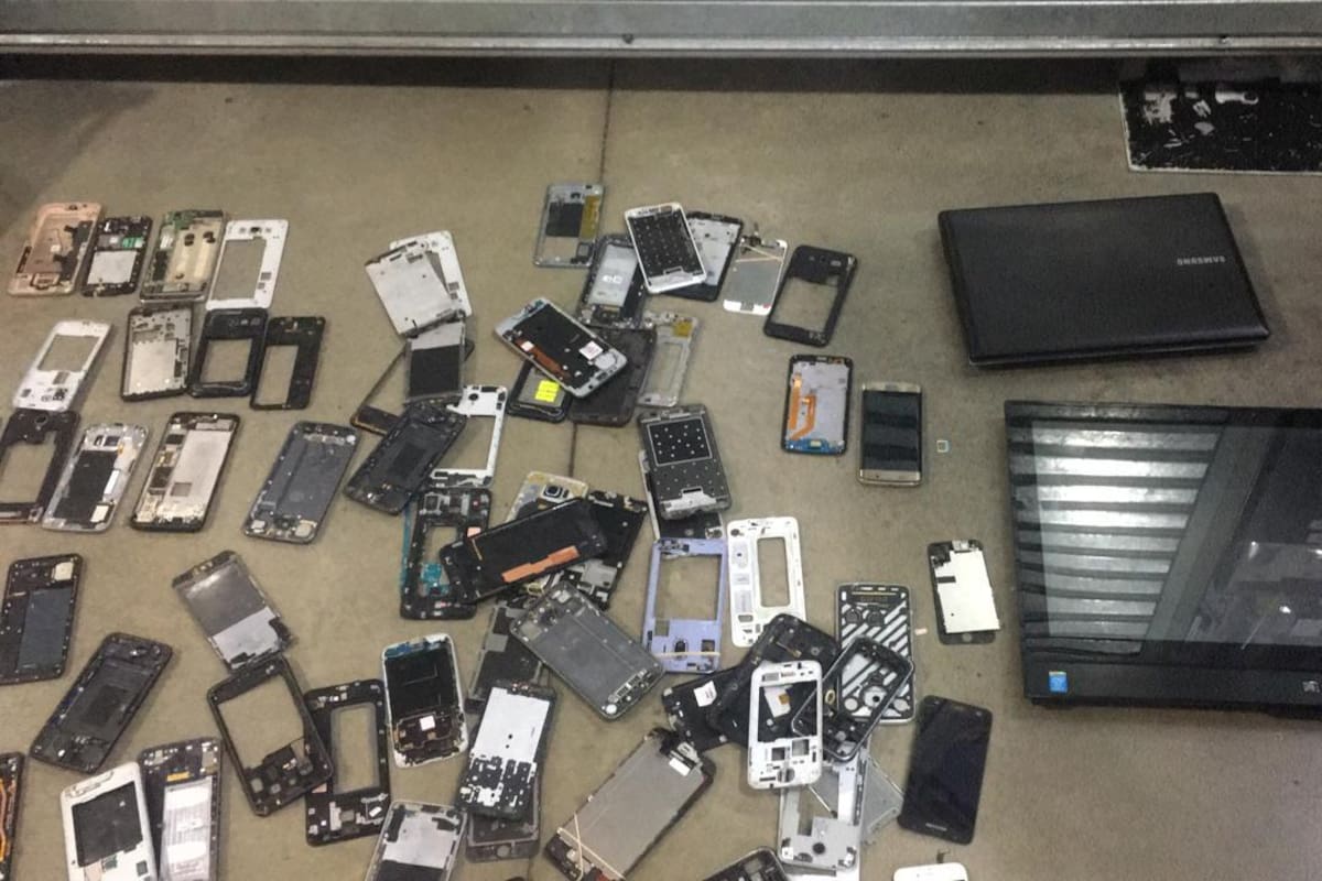 Los oficiales decomisaron 459 equipos de celulares, de los cuales 43 tenían adulterados su IMEI (el DNI que tienen los celulares) o denunciados ante el Ente Nacional de Comunicaciones (ENACOM)