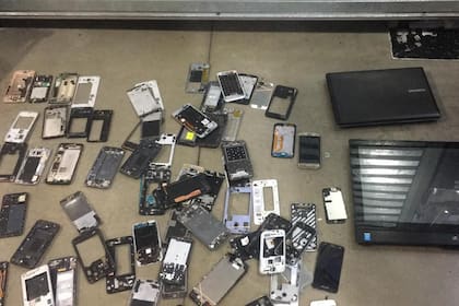 Los oficiales decomisaron 459 equipos de celulares, de los cuales 43 tenían adulterados su IMEI (el DNI que tienen los celulares) o denunciados ante el Ente Nacional de Comunicaciones (ENACOM)