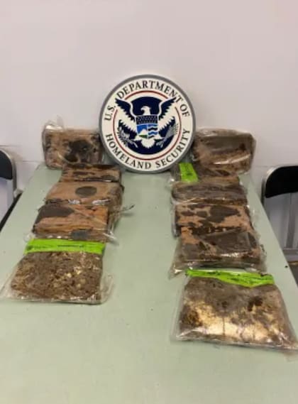 Los oficiales detectaron once paquetes ocultos en un compartimiento de la silla de ruedas motorizada