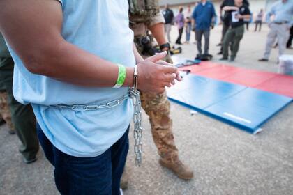 Los oficiales detuvieron al hombre de origen venezolano en un refugio de migrantes de la Base Conjunta de Cape Cod, en Bourne