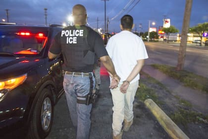 Los oficiales detuvieron al migrante hondureño en una parada de auto y presuntamente lo retuvieron dos horas hasta la llegada del ICE