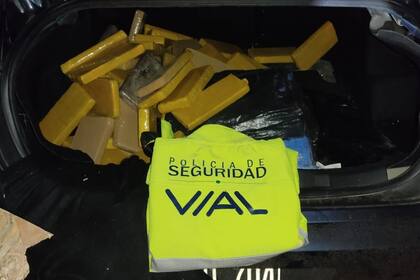 Los oficiales encontraron la droga escondida en el baúl del auto