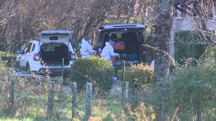 Los oficiales forenses realizaron tareas de investigación en la escena