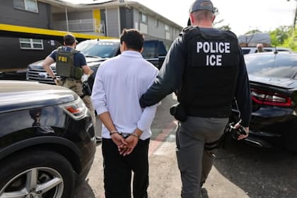 Los oficiales hacen cumplir las leyes migratorias mediante arrestos, detenciones y expulsiones