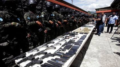 Los oficiales hondureños decomisaron armas, teléfonos satelitales, granadas y droga, entre otras cosas, de las cárceles.