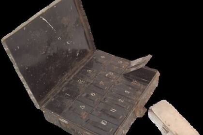 Los oficiales médicos llevaban una caja de metal como esta, donde guardaban los distintos tipos de pastillas para tratar a los soldados.