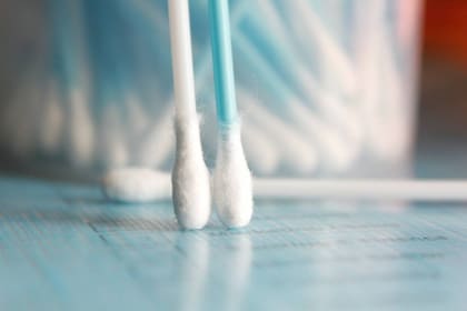 Los oídos solo se limpian en el exterior y se debe evitar por completo el uso de hisopos