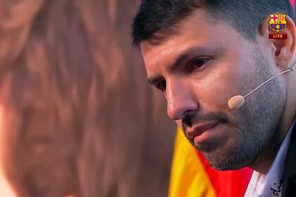 Los ojos enrojecidos del Kun Agüero durante la conferencia de prensa realizada hoy en el Camp Nou en la que anunció su retiro como futbolista profesional.