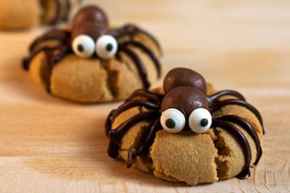 Los ojos se crean con el relleno cremoso blanco de las galletitas, cortado en pequeños discos