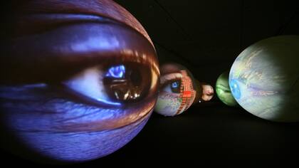 Los ojos sobres esferas de Tony Oursler