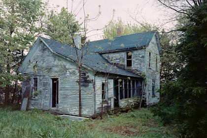 Los okupas aprovechan vacíos legales para ingresar a propiedades abandonadas y hacerse pasar como inquilinos (imagen ilustrativa)