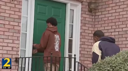 Los okupas ingresando a la casa en DeKalb, Georgia