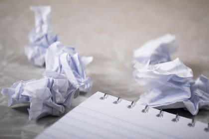 Los olvidos vinculados a la carga cognitiva suelen ocurrir durante momentos de estrés o cuando hay muchas tareas pendientes