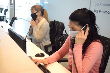 Los operadores de la Secretaría de Integración Social para Personas Mayores porteña derivan los pedidos de asistencia durante la cuarentena