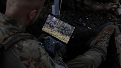Los operadores utilizan la red Starlink para mantenerse conectados a armas como los drones, de modo que puedan ver los objetivos en tiempo real.