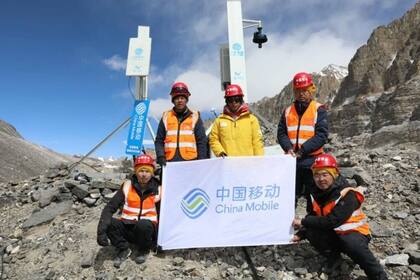 Los operarios de China Mobile durante la instalación de una de las antenas en los campamentos del monte Everest, ubicados por encima de los 5000 metros de altura