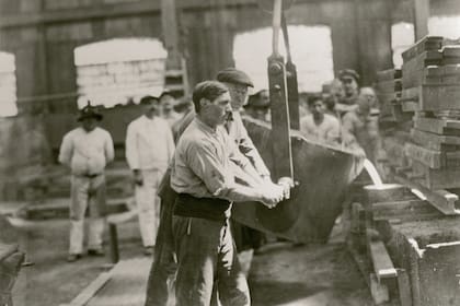 Los operarios trabajan en la Casa de Bombas de Recoleta, emblema del primer sistema de aguas corrientes en América.