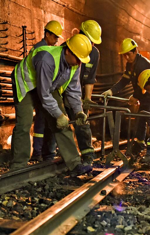Los operarios trabajan en los túneles para cambiar más de 20 kilómetros de vías en la línea E