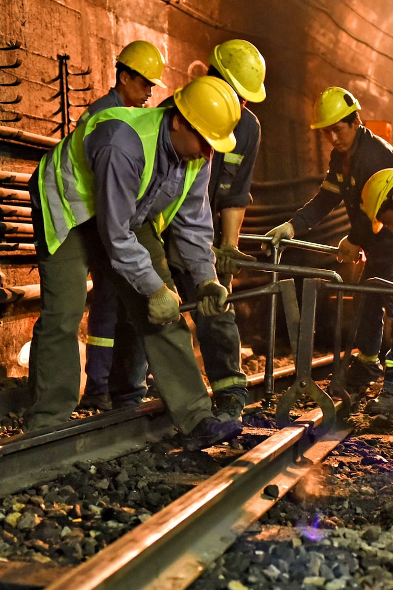 Los operarios trabajan en los túneles para cambiar más de 20 kilómetros de vías en la línea E