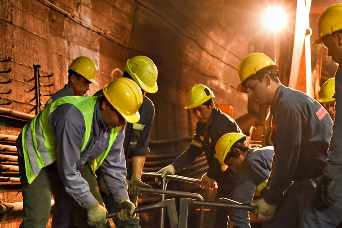 Los operarios trabajan en los túneles para cambiar más de 20 kilómetros de vías en la línea E