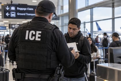Los operativos incluyen verificaciones de identidad y consultas de antecedentes migratorios