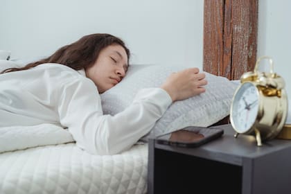 Los opositores del cambio de horario argumentan que puede afectar la salud del sueño