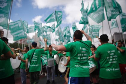 Los oradores del acto serán Esteban Castro (CTEP), Sergio Palazzo (Corriente Federal), Hugo Yasky (CTA), Pablo Micheli (CTA) y Moyano (Camioneros)