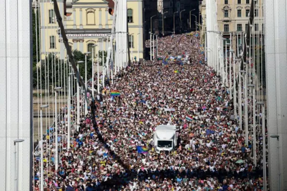Los organizadores calculan que unas 200.000 personas asistieron a la Marcha del Orgullo en Budapest.