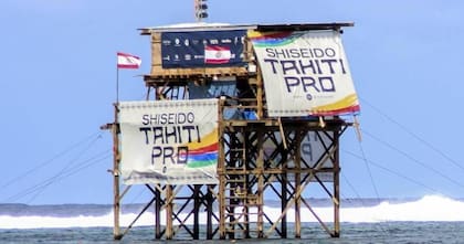 Los organizadores de Paris 2024 quieren reemplazar la torre de jueces de madera por una de aluminio que costó 4,3 millones de euros. Los habitantes de Teahupo'o se oponen, en defensa de los corales