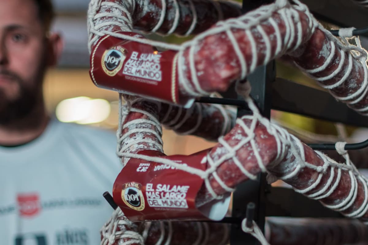 Los organizadores informaron que, como novedad en esta edición, se podrá participar desde todo el país a través de la página web para arriesgar la medición final del salame más largo