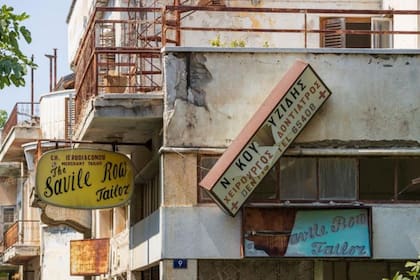 Los otrora concurridos edificios están vacíos y en su mayoría en ruinas