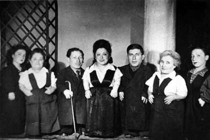 Los Ovitz eran artistas que llegaron al campo de concentración, y fueron separados del resto de los prisioneros por Josef Mengele