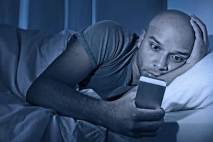 "Los pacientes van a la cama pero no pueden dormir, y cuando lo logran se despiertan cansados. La gente empieza a decirme que simplemente no pueden “apagar” el cerebro”, comentan los médicos que diagnóstican la adicción