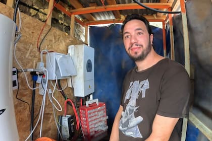 Los padres construyeron un sistema de recolección y almacenamiento de agua