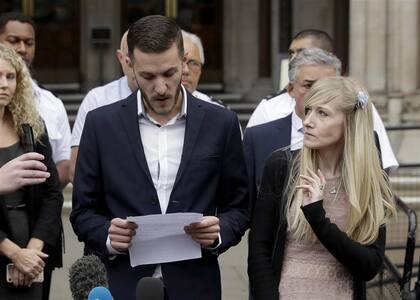 Los padres de Charlie Gard, ayer, frente a la Alta Corte de Londres