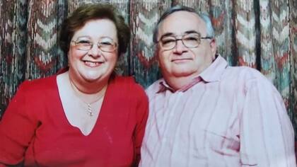 Los padres de Debbie Schwartz, Suzanne y Anthony, llevaron a su hija por distintos centros hospitalarios de Reino Unido para intentar hallar una respuesta a su condición