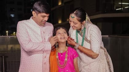 Los padres de Devanshi, Dhanesh y Ami Sanghvi, guiaron a su hija hacia una vida espiritual